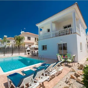https://big-4-bedroom-villa-in-center-of-ayia-napa.hotelsatayianapa.com